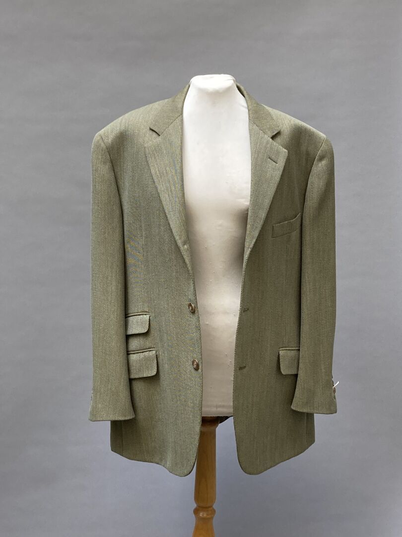 Null 爱马仕
杏仁绿羊毛男士套装，包括外套和长裤。