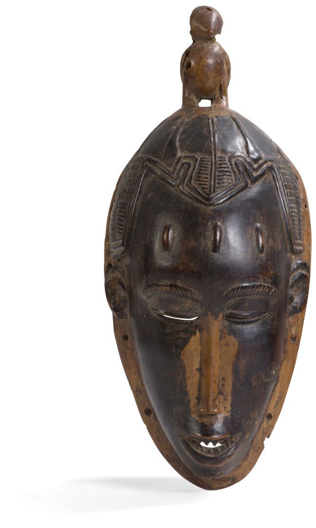 Null Hardwood mask with brown patina. Baule, RCI. 
Height: 30 cm.