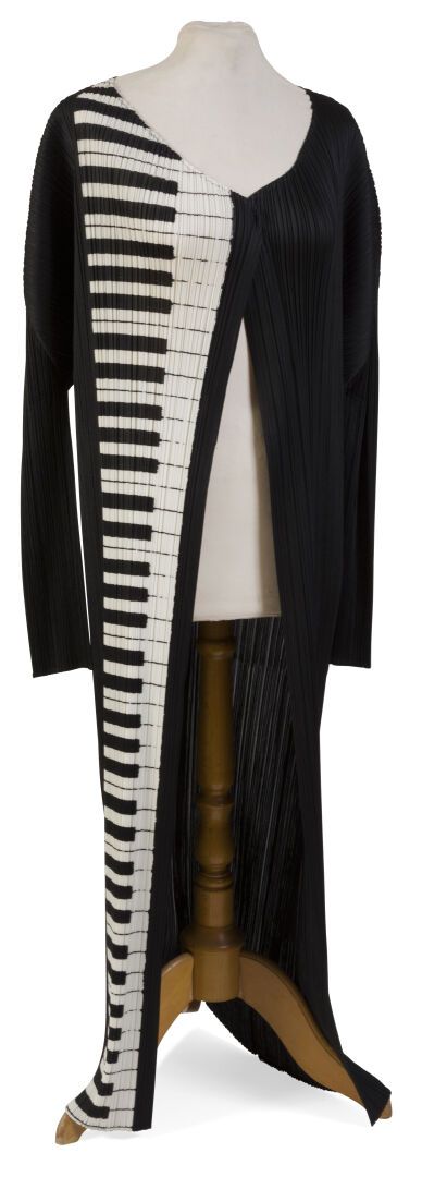 Null ISSAYÉ MIYAKÉ.
请打褶子。
黑色聚酯长袖外套，有折纸褶。 其中一个侧面有钢琴键盘的装饰。 
尺寸：5。