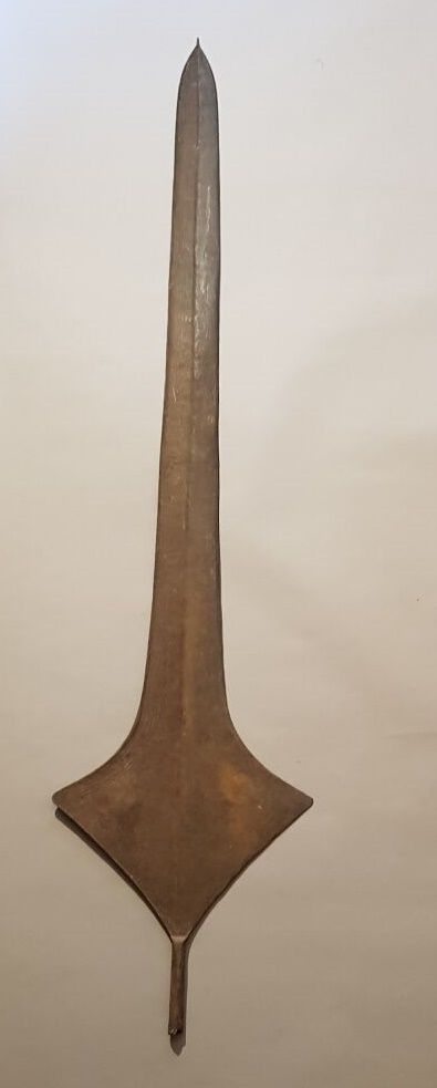 Null 拍品包括 
- 矛头形状的Liganda硬币。Topoké, DRC. 
长度：173厘米。 
- 匕首，木质和金属丝手柄，大铁柄。Topoké/Lo&hellip;