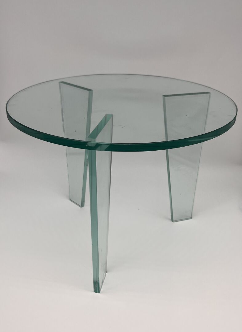 Null 归功于Fontana Arte
玻璃材质的圆形三脚架咖啡桌。大约在1960年。
高度：31厘米。直径：40厘米。