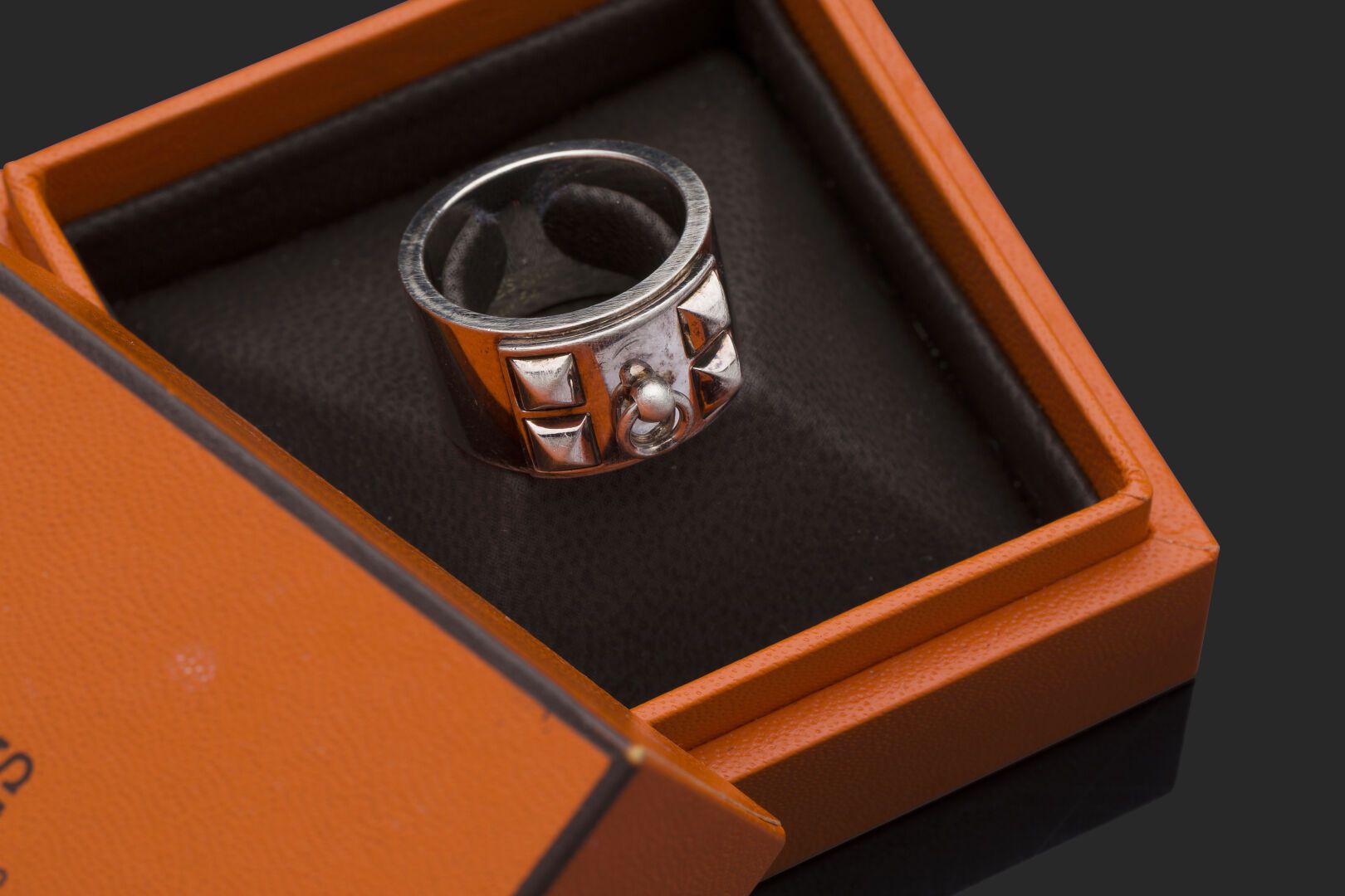 Null 爱马仕
银戒指（950°/°），1949年设计的 "Collier de Chien"。爱马仕的招牌款式，突出了雕塑感和现代感。原装盒内有发票。
戒指&hellip;