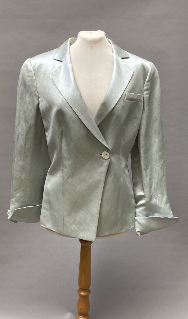 Null 阿玛尼
珍珠灰色缎面西装外套。纽扣开合。翻领袖子。 
尺寸：48（意大利）。