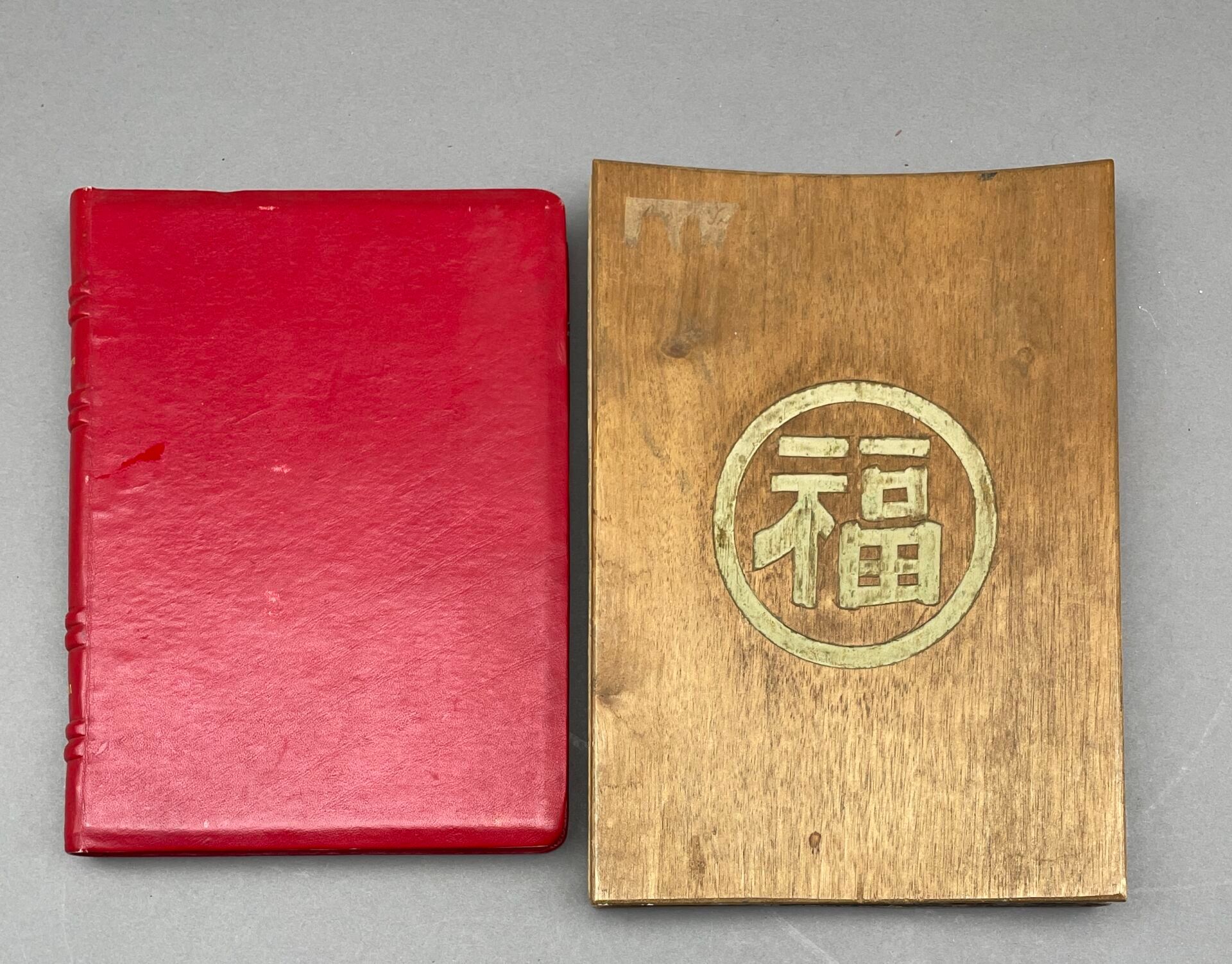 Null 约 1920 年。
一本关于中国古代名人和美女的书。 
手风琴书（leporello），木质封面上刻有 "福 "字，内页交替出现文字和丝绸肖像。 
此&hellip;