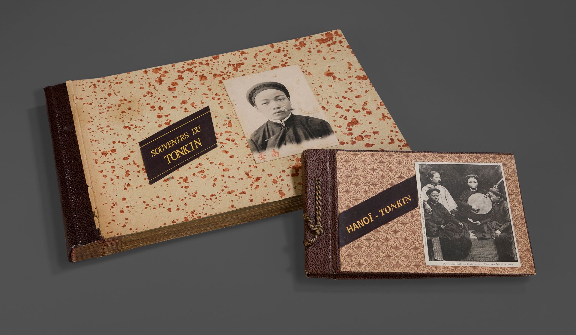 Null 1900-1950.
Réunion de deux albums comprenant photos et cartes postales d'In&hellip;