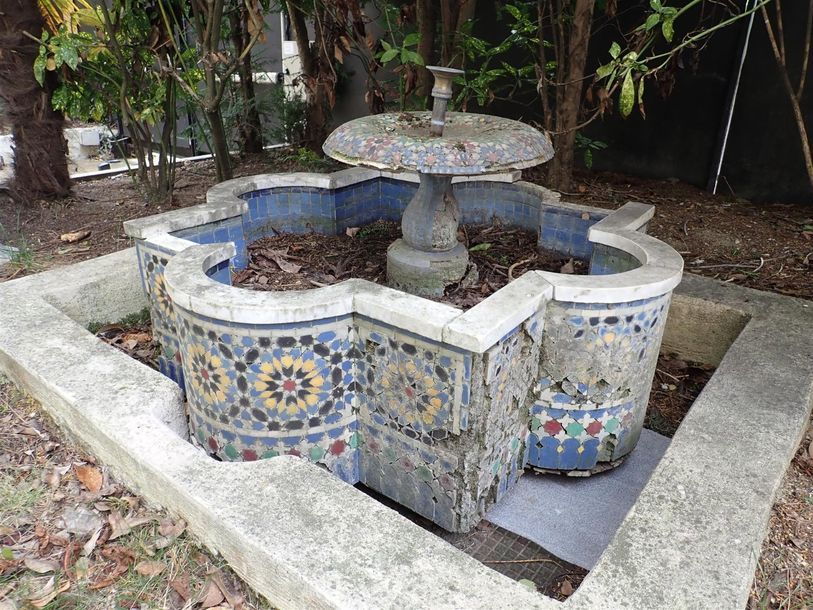 Null Deux fontaines à décor en mosaique et décor de rosace. Maroc. (Dans le jard&hellip;