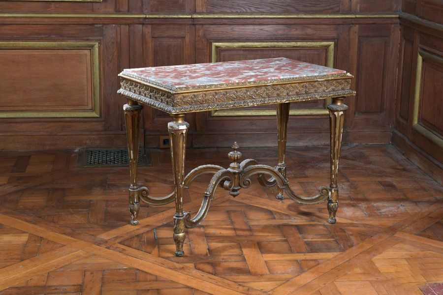 Null Table à gibier en bois doré reposant sur quatre pieds réunis par une entret&hellip;