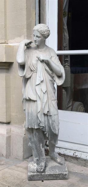 Null D'après l'Antique. Statue de jardin en pierre composite figurant une déesse&hellip;