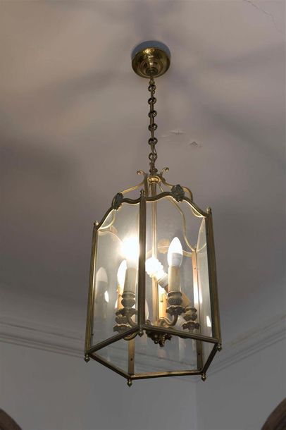 Null Paire de lanternes de style Louis XV en laiton doré à 5 lumières. Hauteur: &hellip;