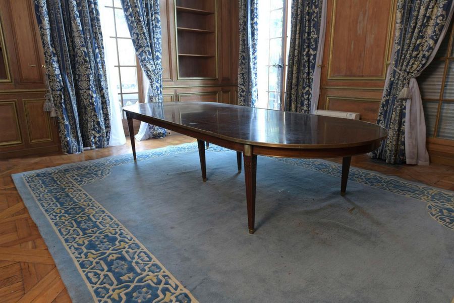 Null Table de salle-à-manger de style Louis XVI. Longueur: 140,5m. Largeur: 350 &hellip;
