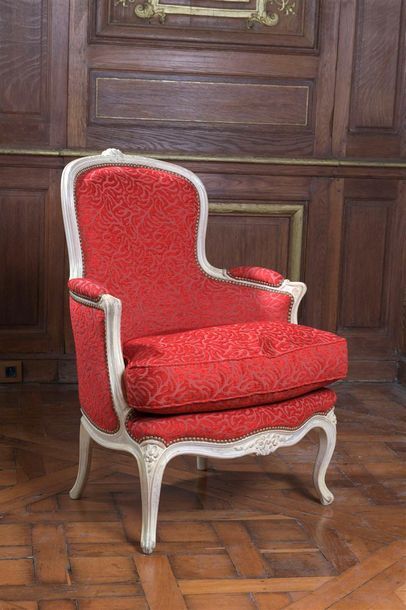 Null Bergère de style Louis XV laqué blanc à garniture de tissu rouge.