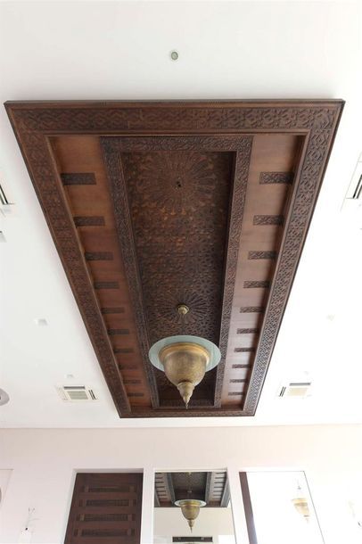 Null Plafond rectangulaire en bois à décor de moucharabié. Longueur: 5 m environ&hellip;