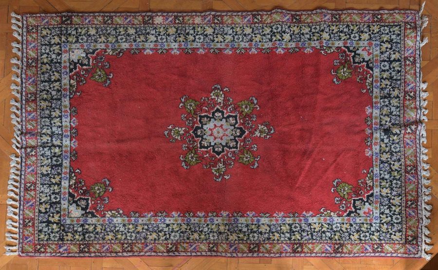 Null Tapis marocain en laine à fond rouge. Dimensions: 285x200 cm.