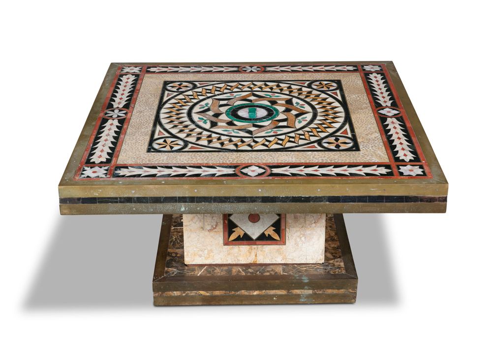 Null 一个艺术装饰的PETRA DURA大理石内嵌的休闲桌，在方形铜制基座上。78厘米宽x 43.5厘米高