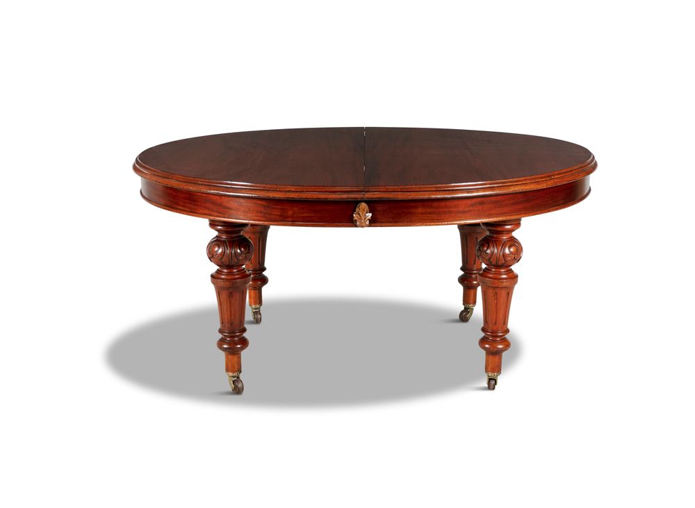 Null 一张维多利亚时期的红木D型伸缩餐桌，有模制的边缘，围裙上有应用的叶子图案，在雕刻的栏杆上有凹槽的渐变腿。248 x 132厘米