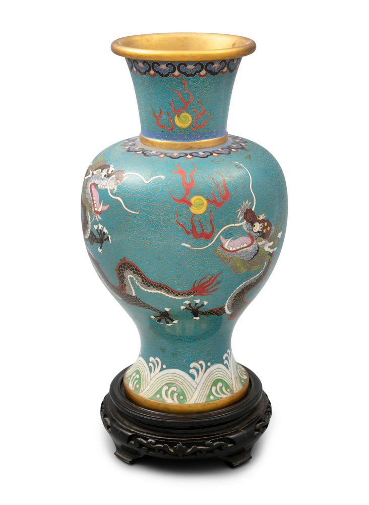 Null 一个中国的CLOISONNE平衡瓶，19/20世纪，蓝色的地面上装饰着飞翔的龙和飘渺的云彩，以及一颗燃烧的珍珠，上面有一圈滚滚的波浪，在乌黑的底座上。&hellip;