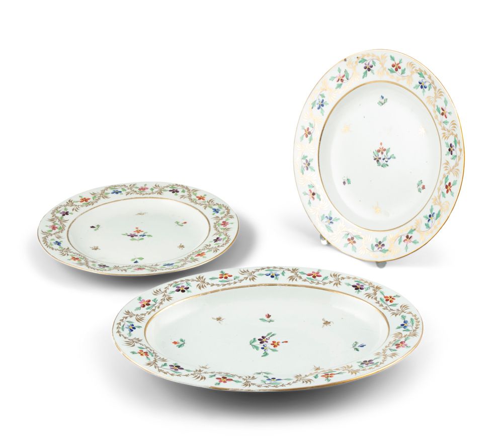 Null A SUITE OF THREE DERBY PORCELAIN PLATES, 19th Century, two circular and one&hellip;