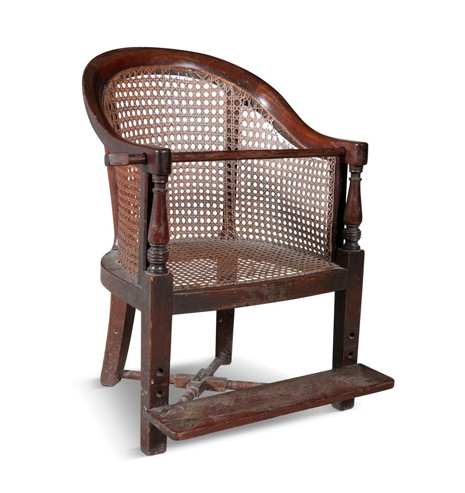 Null 一把威廉四世的桃花心木椅，有拱形藤条的椅背和两侧，装有护栏。