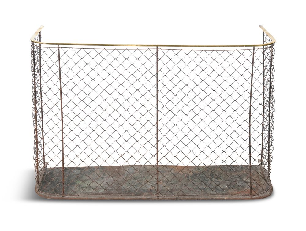 Null 一件维多利亚时期的铜和线板幼儿园门栏，弓形设计，带花架网板和锌底板。 宽98厘米