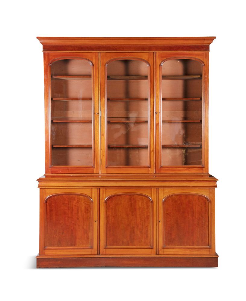 Null 一个维多利亚时期的红木三门书柜，上面有模制的檐口，平坦的拱形顶部玻璃板门，底座上装有三个符合要求的板门和平台194 x 54 x 244厘米