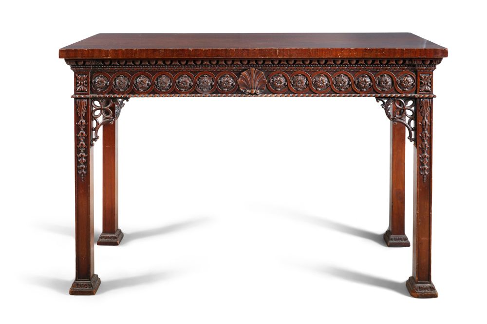 Null 19世纪乔治三世风格的桃花心木矩形边桌，装饰有雕刻的玑镂和玫瑰花楣，镶板腿上雕刻有拖曳的铃铛花，有块状的脚。82 x 119 x 52厘米