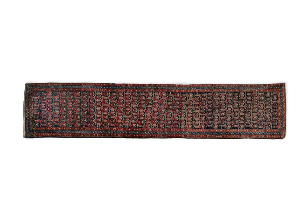 Null 一件精美的半古代库尔德羊毛地毯，约1900年，地毯上有红色和海军的对角线装饰，在三个狭窄的保护边框内。472 x 115cm 出处。以前在彼得-林登那&hellip;