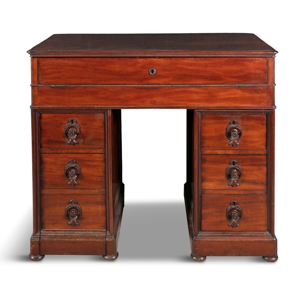 Null UN UNUSUAL WILLIAM IV MAHOGANY WASH STAND, di forma rettangolare, con top a&hellip;