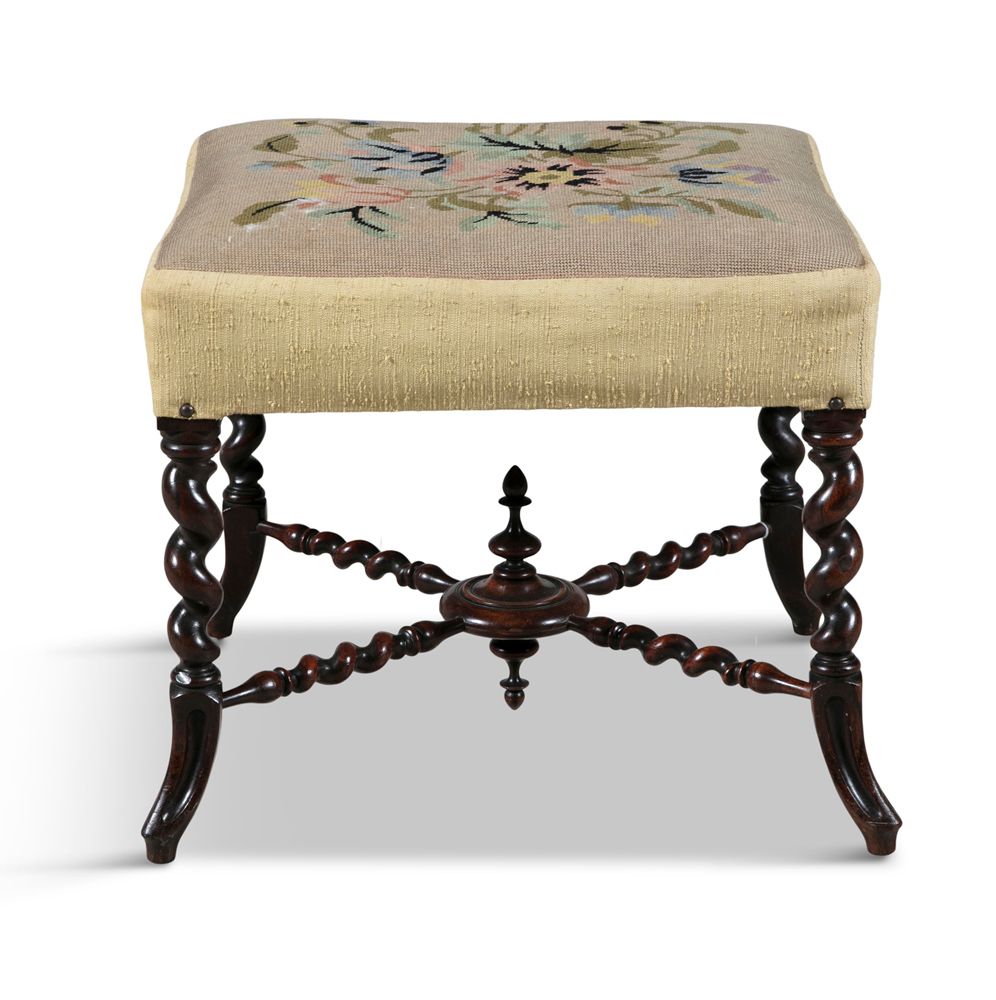 Null 一张维多利亚时期的玫瑰木凳子，有大麦的扭曲腿和挂毯的座位。46厘米高 x 52 x 50厘米