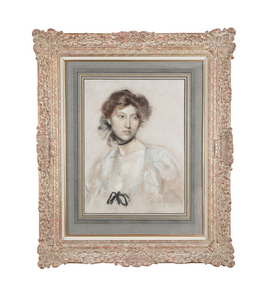 Null FRANCIS WILLIAM CARTER (1870-1933) 身穿白色连衣裙和黑色领带的年轻美女半身像 粉彩画，58.5 x 43cm 签名 &hellip;