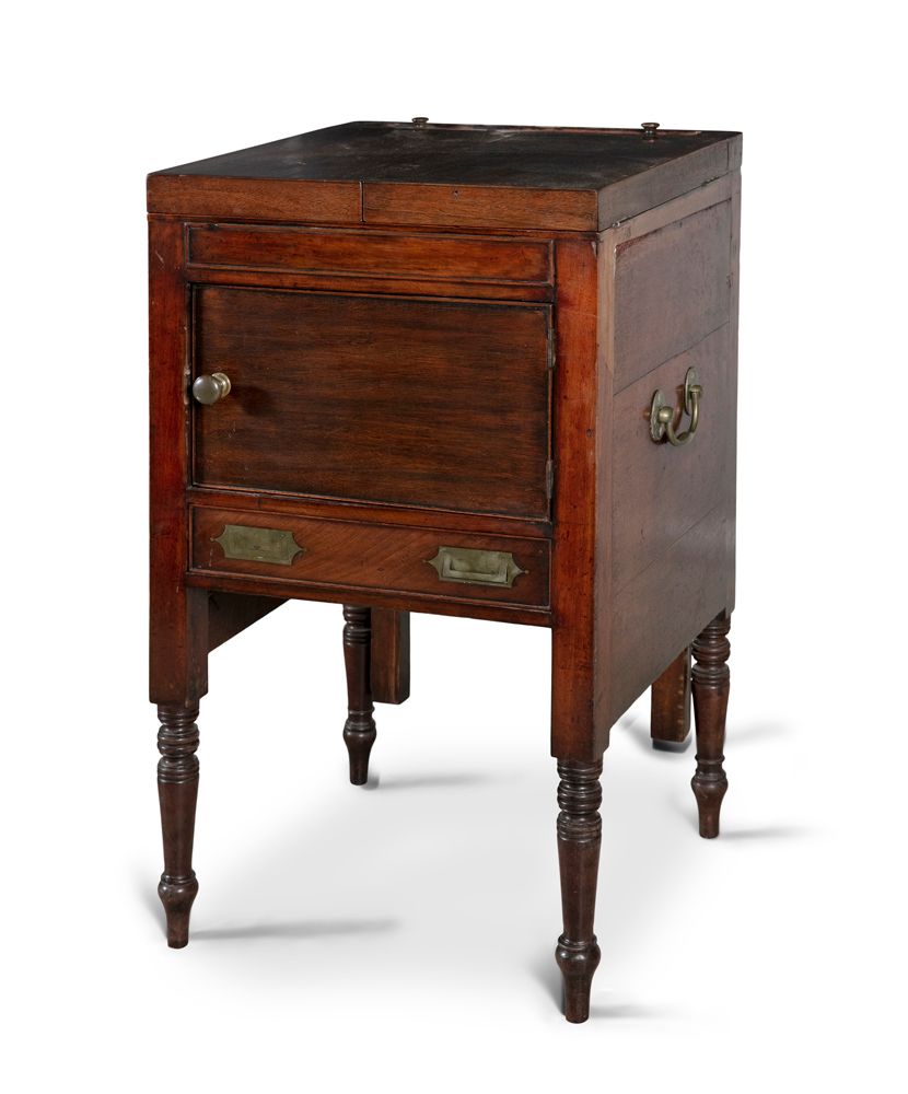 Null A GEORGE III MAHOGANY TOILET COMMODE, C.1800, of rectangular shape with out&hellip;