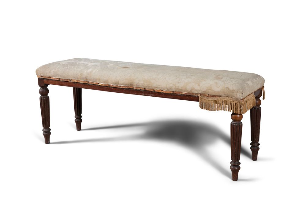 Null 乔治四世的红木窗帘椅，带软垫的座椅，有凹槽的腿。高46厘米 x 深36厘米 x 宽116厘米