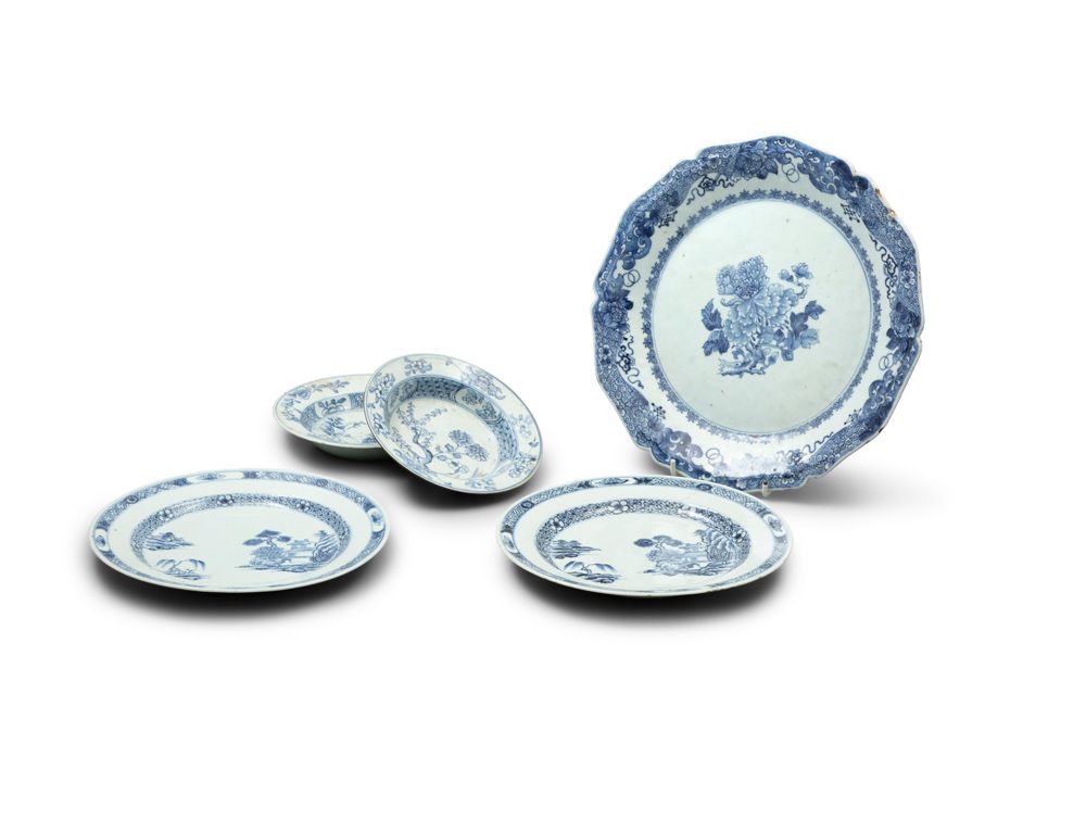 Null 一个南宁形状的圆筒形茶碗架；连同另外两个18世纪的中国蓝白出口盘和两个小的浅圆盘。碗架直径为30厘米。盘子直径23厘米。盘子直径17厘米。(5)