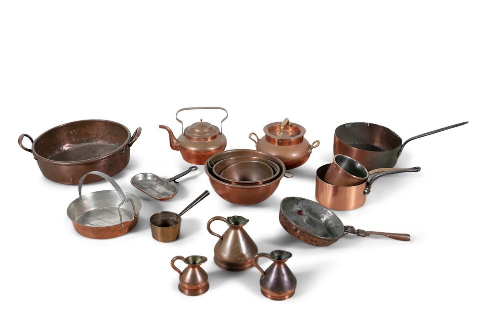 Null 一个有趣的19世纪和20世纪的厨房铜器收藏，包括圆盘，搅拌碗，锅，水壶和量具等。