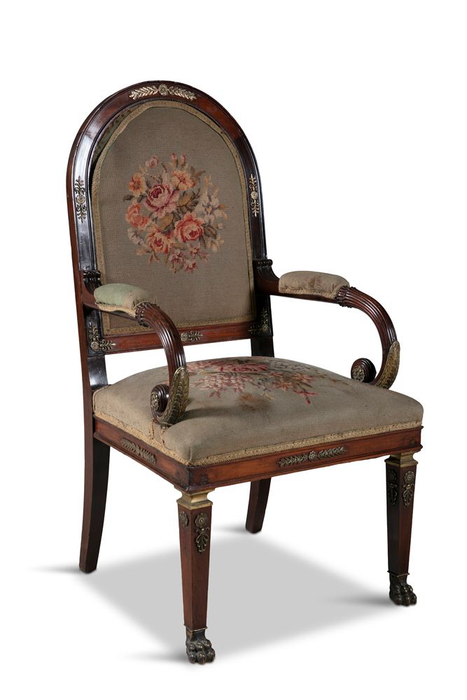 Null 一张法国帝国时期的红木扶手椅，拱形椅背上有针状交叉点挂毯，天鹅颈扶手和方形锥形腿，装饰有木制支架。高117厘米x深65厘米x宽62厘米