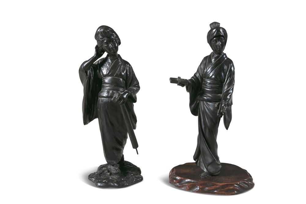 Null A PAIR OF JAPANESE BRONZE FIGURES, 19th/20th century, modelled as geisha wo&hellip;