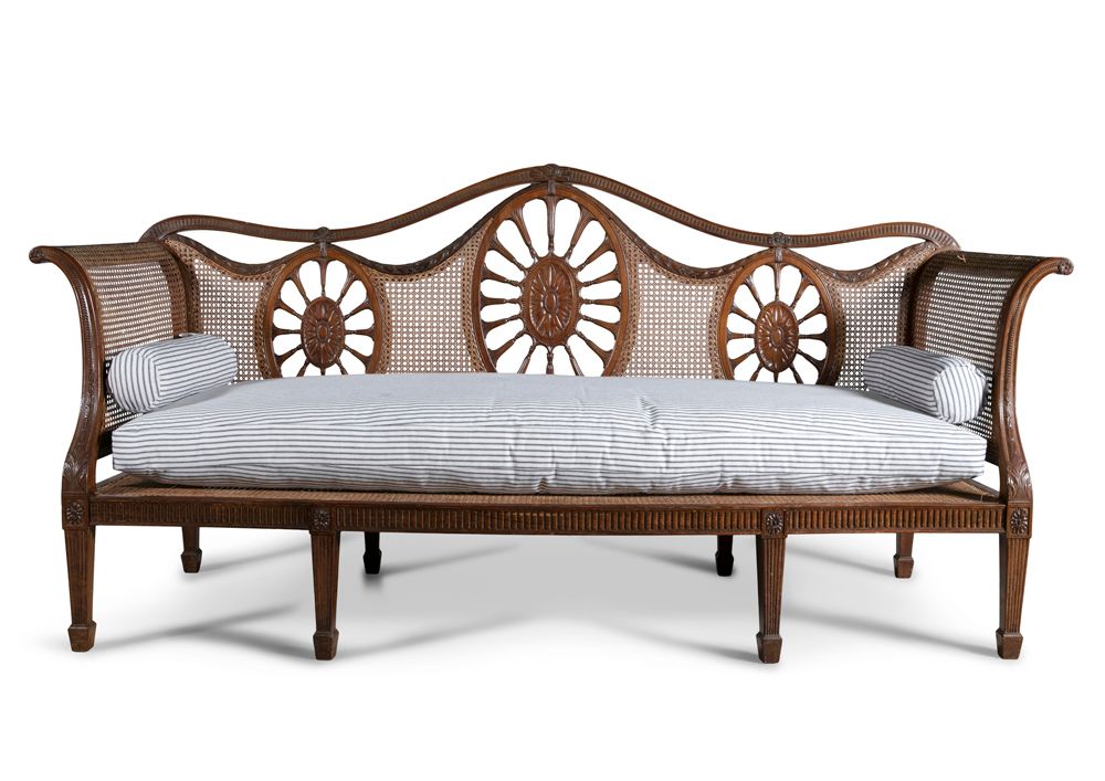 Null 乔治亚复兴时期的三座沙发，19世纪末，具有赫普尔怀特的风格，藤条做的椅背上有三个椭圆形的奖章，下面是一个滚动的顶栏，有外卷的侧面和藤条做的座位，装有松&hellip;