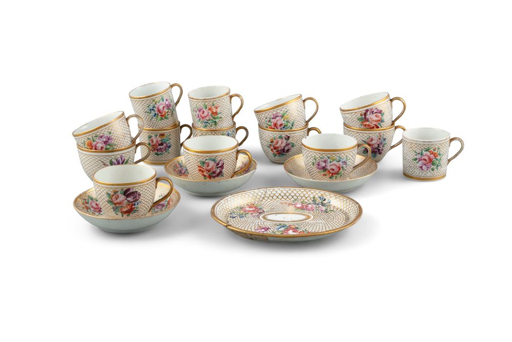 Null 科尔波特部分茶具，约1800年，装饰着夏天的花朵，白底鎏金边缘，包括。- 9个茶杯 - 4个咖啡罐 - 3个茶碟 - 一个茶壶架 出处：卡罗琳-汉密尔&hellip;