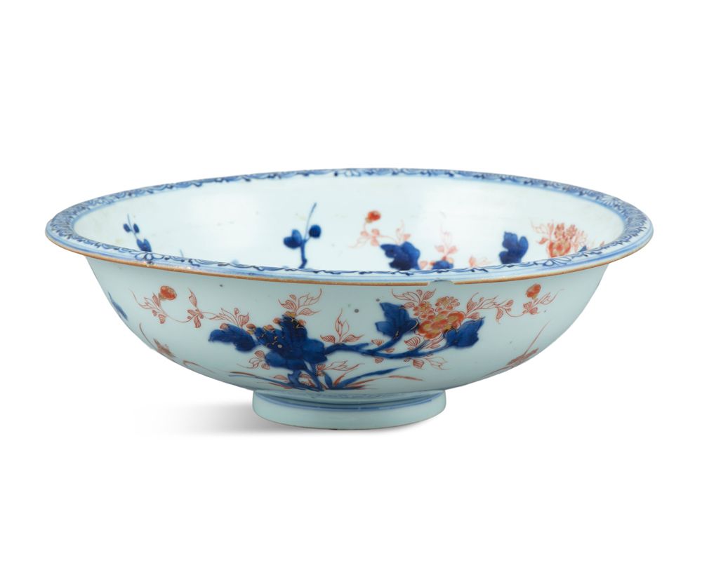 Null 中国伊万里环形碗，18世纪末，白底蓝、铁红和鎏金珐琅彩装饰，有梅花、菊花和樱花，直径27厘米
