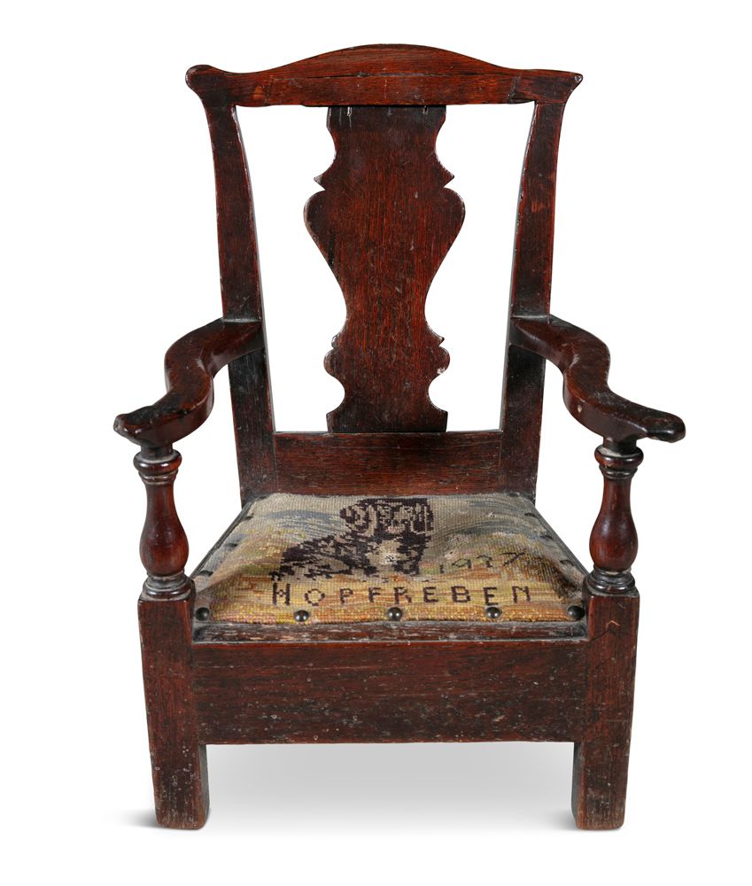 Null 一把小型菲律宾儿童椅，18世纪晚期，实心花瓶形花板，落座，方腿，另一个类似的例子（2）。