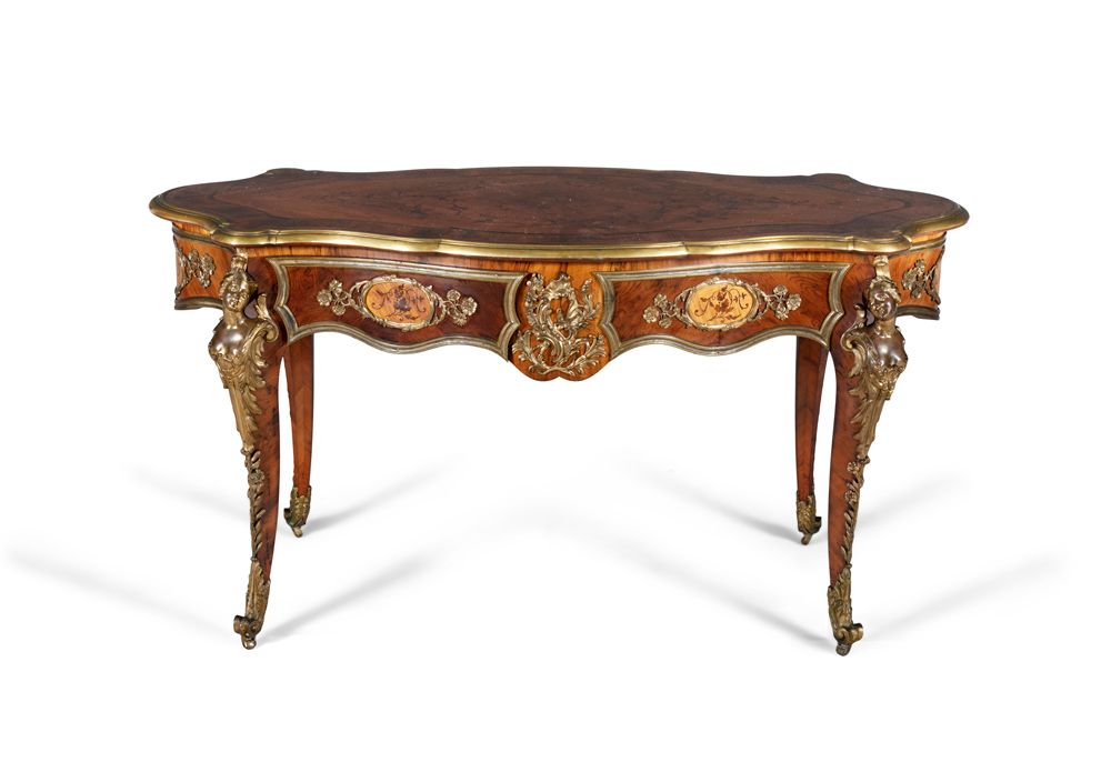 Null UN TULIPWOOD FRANCESE, MARQUETRY E ORMOLU MOUNTED CENTRE TABLE, diciannoves&hellip;