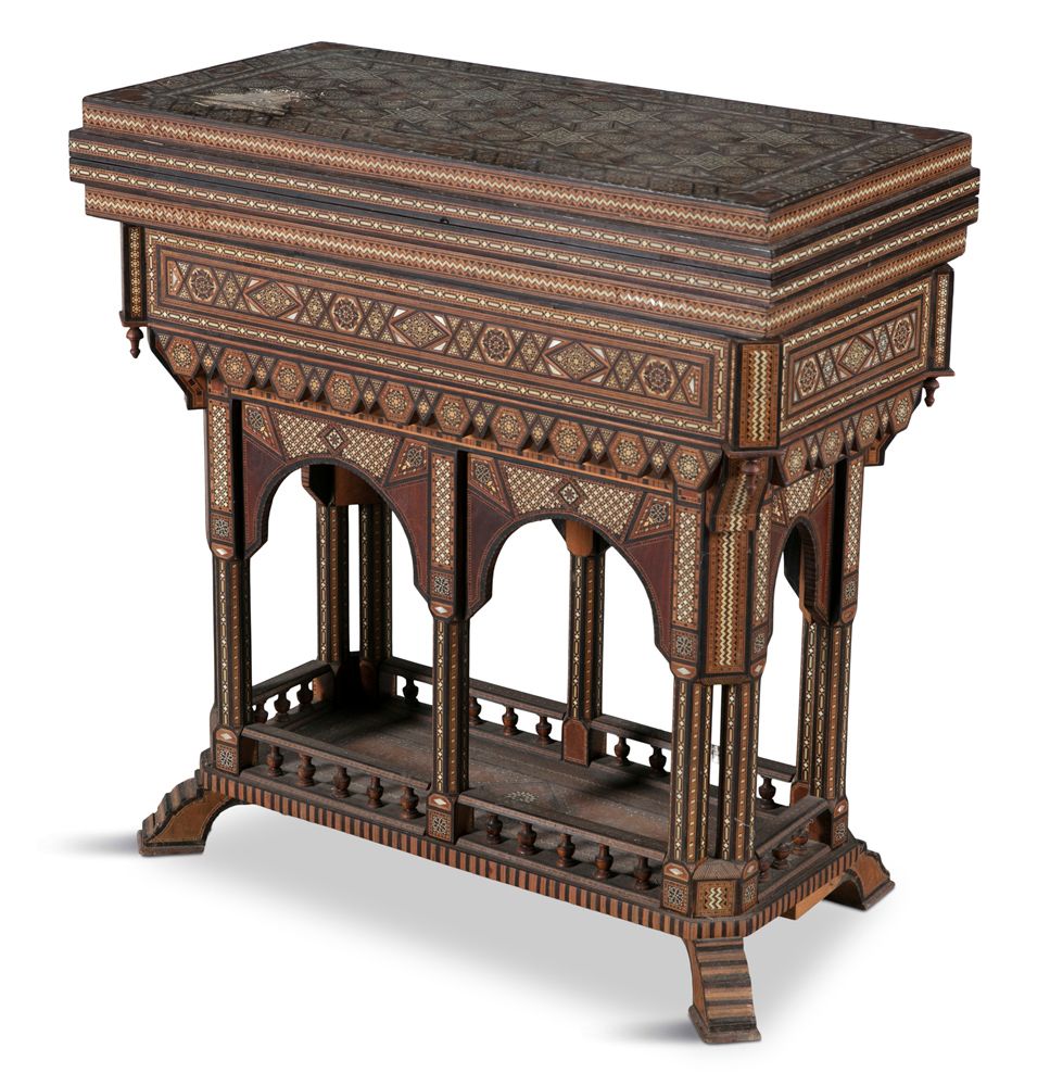 Null 一张中世纪东方紫檀木游戏桌，用异国情调的木头和骨头装饰了大量的几何图案，围着一个双陆棋盘。高69厘米 x 深33厘米 x 宽68厘米