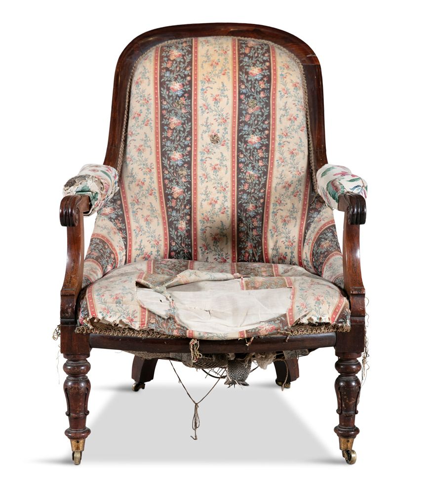 Null 威廉姆斯和吉布顿设计的爱尔兰威廉四世桃花心木扶手椅，拱形的勺形椅背和卷轴臂支撑，在转弯的锥形腿上，盖有印章。94 x 75 x 59厘米