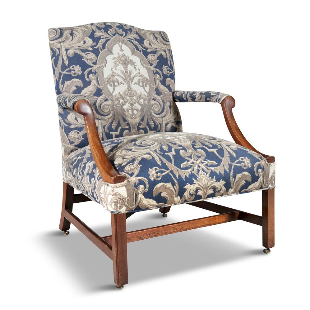 Null 乔治三世红木框架软垫GAINSBOROUGH扶手椅，具有Chippendale的风格，拱形面板的背部，扶手和座椅覆盖着织锦风格的布，在方腿和 "H "&hellip;