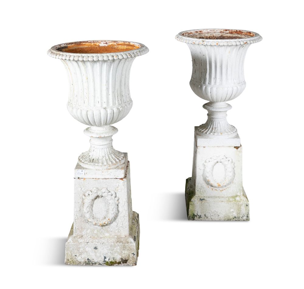 Null 一对CAMPAGNA形式的白漆铸铁花园尿罐，有珠边和凹槽的主体，放在方形的锥形基座上，上面有应用花环装饰。 直径47厘米，总高101.5厘米(2)