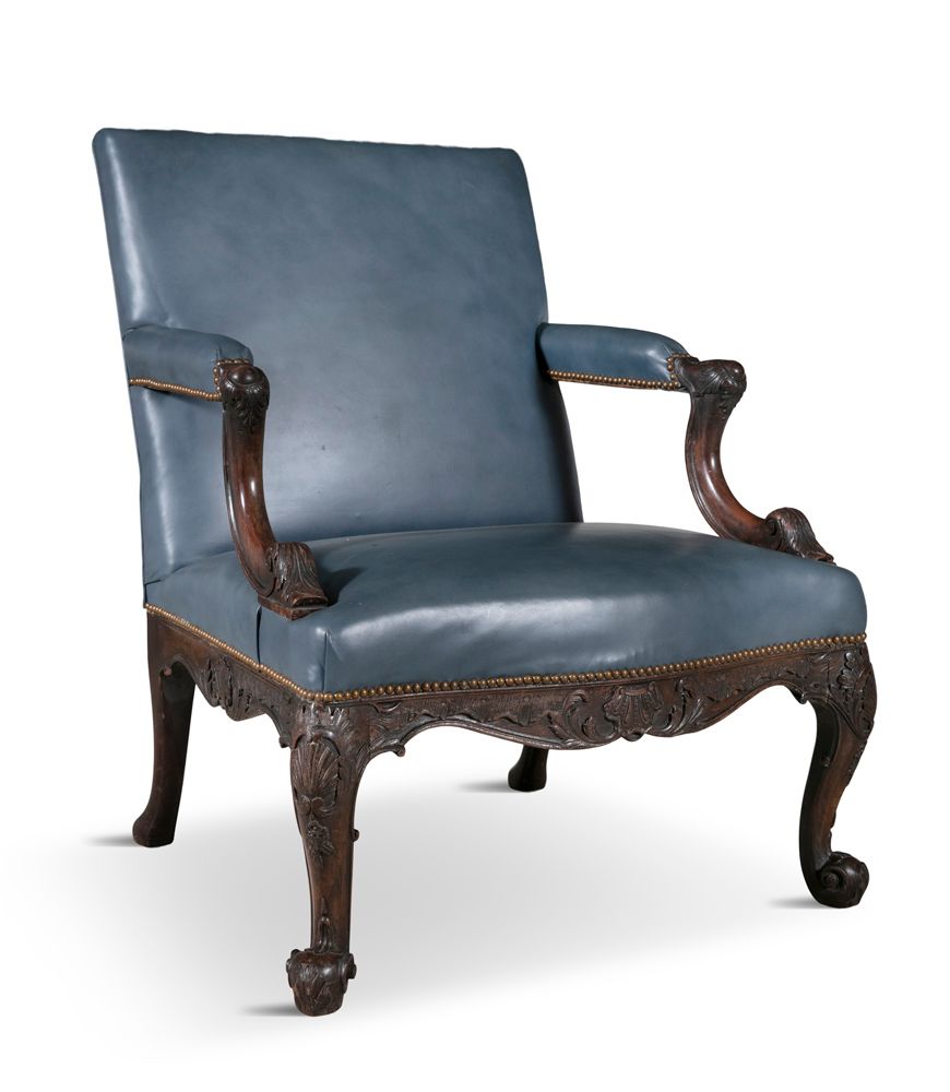 Null 乔治三世的红木框架书房扶手椅，长方形的软垫靠背，叶状的扶手和座椅覆盖着蓝色的皮革，在雕刻的卡布罗尔腿和滚动脚上。高92.7厘米x宽75厘米