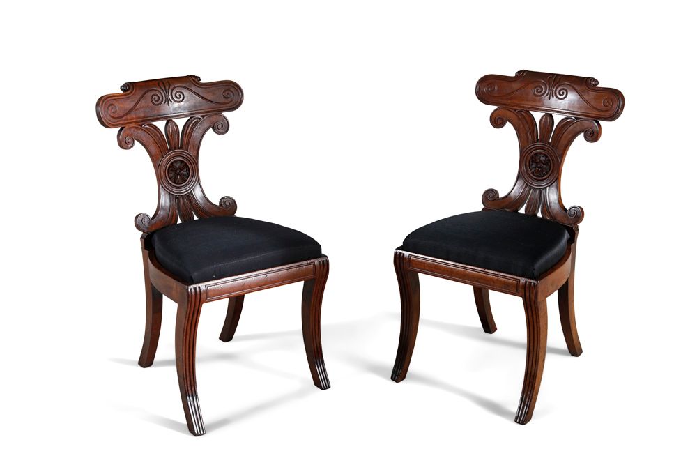 Null 一对红木近代希腊厅堂椅，有弓形石板顶，和连在一起的C型卷轴花板靠背，带肋马刀腿的软垫座椅。