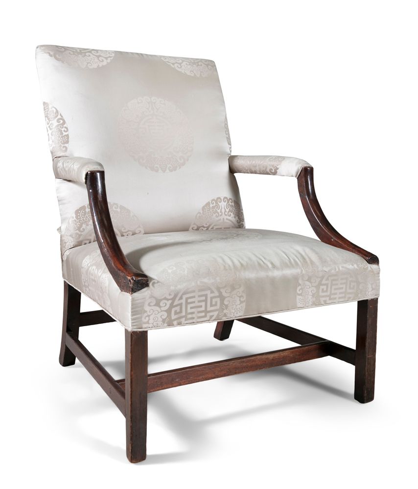 Null 乔治三世的红木框架软垫盖斯堡扶手椅，约1760年，长方形面板的背部，扶手和座椅覆盖着奶油色的丝绸锦缎，在方形支架和 "H "形担架上。高95厘米 x &hellip;