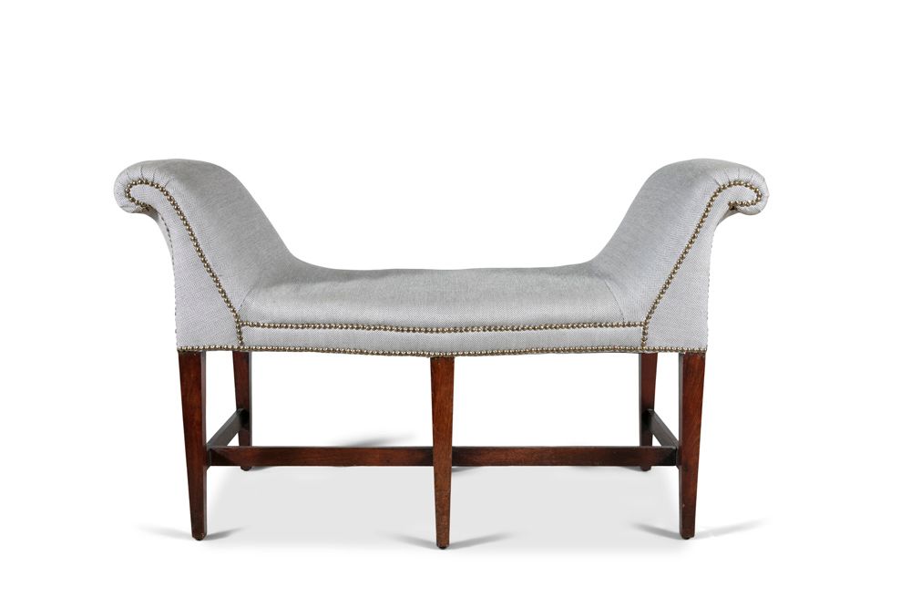 Null 一张爱尔兰塞彭汀红木窗帘椅，约1780年，带软垫的外卷式扶手，方形的细长腿，由拉伸器连接。宽117厘米，深51厘米，高71厘米