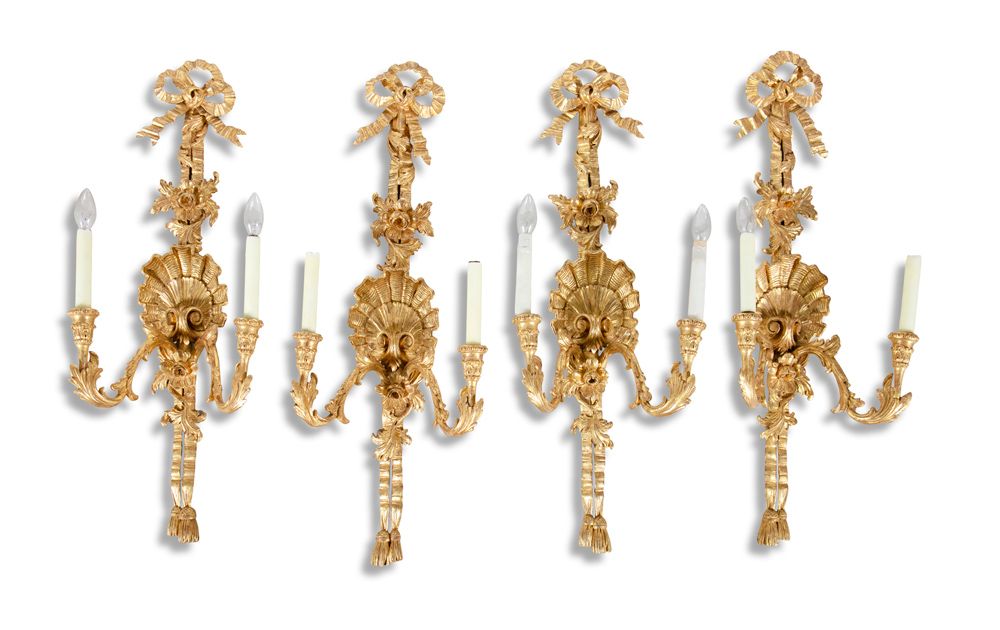 Null ENSEMBLE DE QUATRE SCONCES MURAUX DE DEUX LUMIÈRES EN BOIS GILTWOOD DE STYL&hellip;