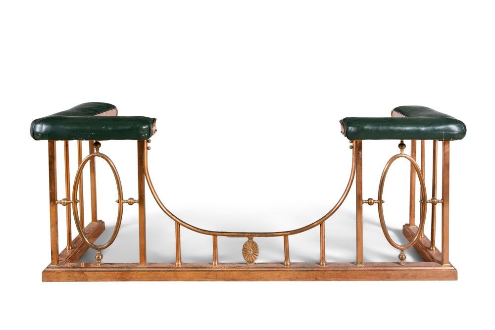 Null 一个维多利亚时期的铜和铜制的俱乐部围栏，每个角落都装有倾斜的软垫座椅，支撑在方形和管状的轨道上，有椭圆形的装饰物和底座。148厘米宽x 47厘米深